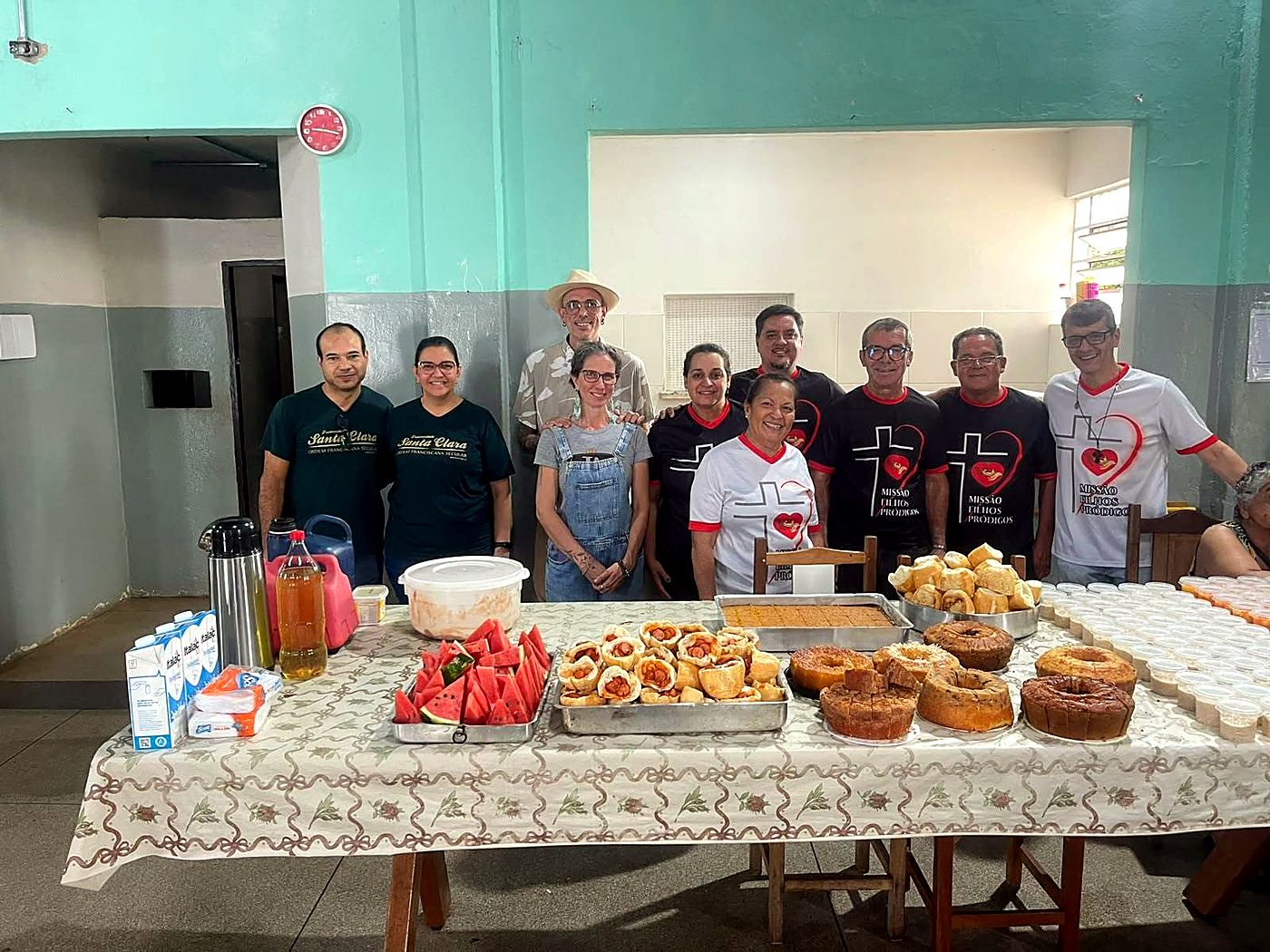 Voluntários preparando um café da tarde para os residentes da Casa de Repouso Amor Infinito